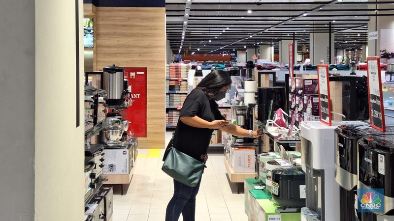 Suasana saat berlangsungya Full Day Sale di Transmart Kota Kasablank, Jakarta, MInggu (22/10/2023). (CNBC Indonesia/Khoirul Anam)