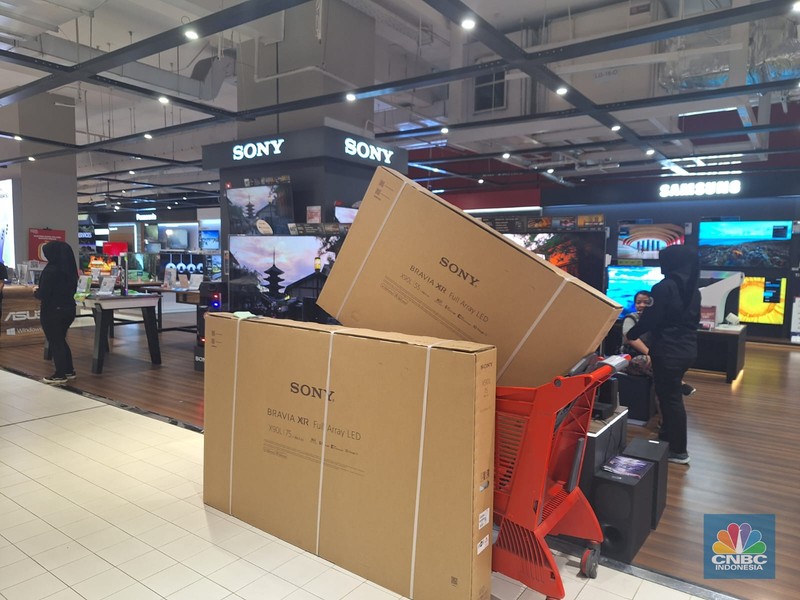 Suasana saat berlangsungya Full Day Sale di Transmart Kota Kasablank, Jakarta, MInggu (22/10/2023). (CNBC Indonesia/Khoirul Anam)