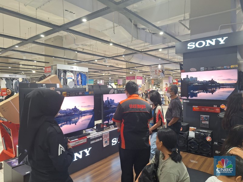 Suasana saat berlangsungya Full Day Sale di Transmart Kota Kasablank, Jakarta, MInggu (22/10/2023). (CNBC Indonesia/Khoirul Anam)