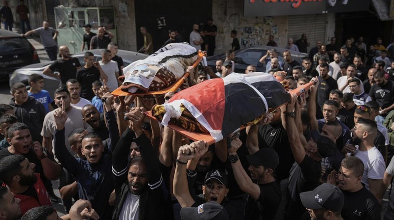 Kondsi Masjid Al Ansar yang rusak akibat hantaman rudal Israel di kamp pengungsi Jenin, Tepi Barat, Minggu (22/10/2023). (AP Photo/Majdi Mohammed)