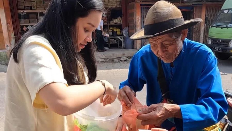 Berusia hampir sebad, Abah Tuban menanggung beban jual apem keliling. (Dok. berbuatbaik.id)