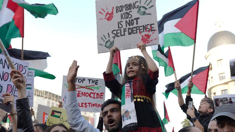 Demonstran pro-Palestina melakaukan unjuk rasa di London, Inggris, Sabtu (21/10/2023). (REUTERS/Hannah McKay)