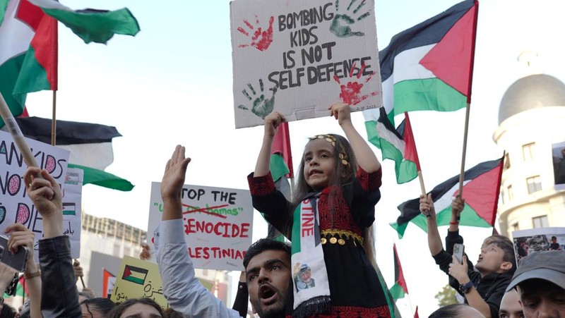 Demonstran pro-Palestina melakaukan unjuk rasa di London, Inggris, Sabtu (21/10/2023). (REUTERS/Hannah McKay)