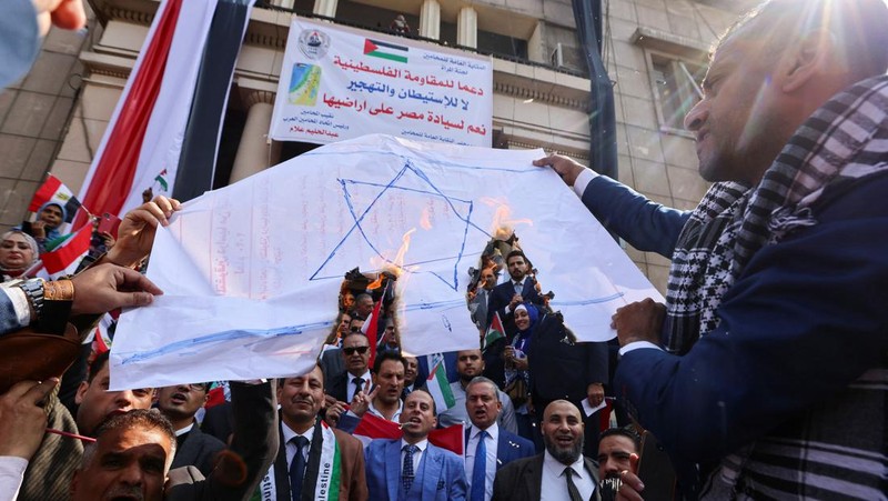 Demonstran pro-Palestina melakaukan unjuk rasa di London, Inggris, Sabtu (21/10/2023). (REUTERS/Hannah McKay)