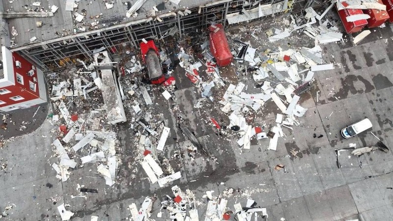 Foto udara memperlihatkan kondisi pusat distribusi pos perusahaan Nova Post yang hancur akibat serangan rudal Rusia di kota Kharkiv, Ukraina, MInggu (22/10/2023) waktu setempat. (REUTERS/Sofiia Gatilova)Press service of the Ministry of Internal Affairs of Ukraine/Handout via REUTERS)