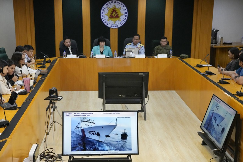 Sebuah kapal penjaga pantai Tiongkok dan kapal yang menyertainya menabrak kapal penjaga pantai Filipina dan kapal pasokan yang dikelola militer pada hari Minggu di perairan dangkal yang diperebutkan, kata para pejabat Filipina, dalam sebuah pertemuan yang meningkatkan kekhawatiran akan konflik bersenjata di wilayah tersebut. sengketa Laut Cina Selatan. (Tangkapan Layar Video Reuters/PHILIPPINE COAST GUARD HANDOUT)