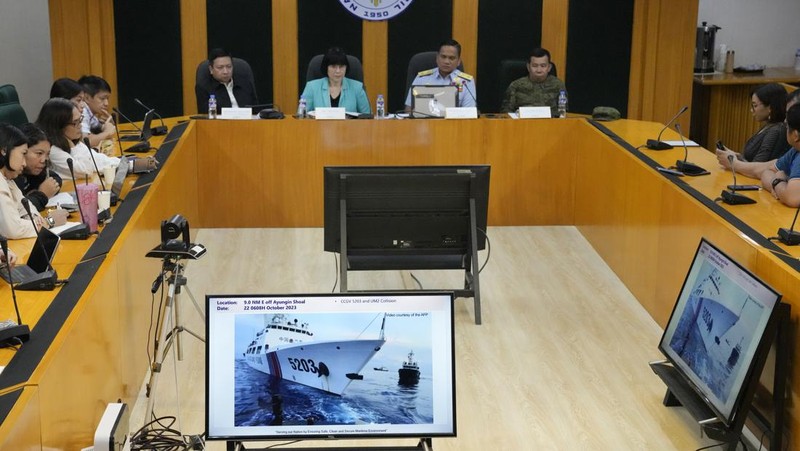 Sebuah kapal penjaga pantai Tiongkok dan kapal yang menyertainya menabrak kapal penjaga pantai Filipina dan kapal pasokan yang dikelola militer pada hari Minggu di perairan dangkal yang diperebutkan, kata para pejabat Filipina, dalam sebuah pertemuan yang meningkatkan kekhawatiran akan konflik bersenjata di wilayah tersebut. sengketa Laut Cina Selatan. (Tangkapan Layar Video Reuters/PHILIPPINE COAST GUARD HANDOUT)