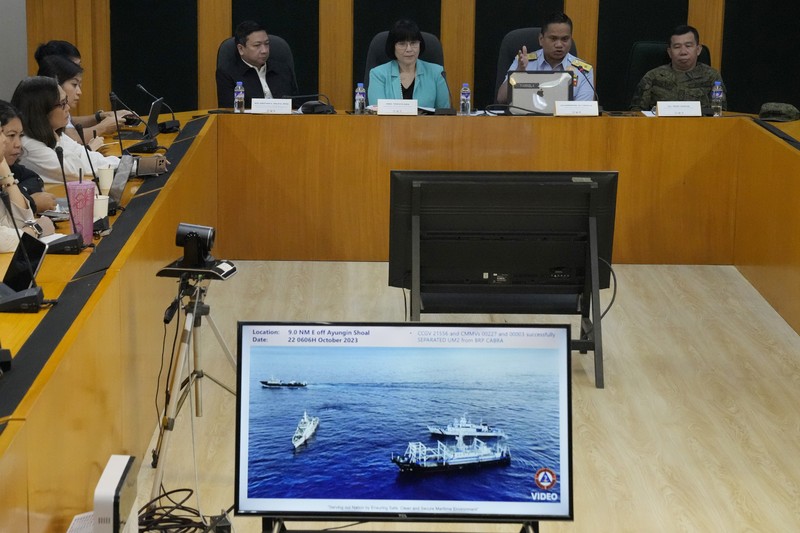 Sebuah kapal penjaga pantai Tiongkok dan kapal yang menyertainya menabrak kapal penjaga pantai Filipina dan kapal pasokan yang dikelola militer pada hari Minggu di perairan dangkal yang diperebutkan, kata para pejabat Filipina, dalam sebuah pertemuan yang meningkatkan kekhawatiran akan konflik bersenjata di wilayah tersebut. sengketa Laut Cina Selatan. Sebuah kapal penjaga pantai Tiongkok dan kapal yang menyertainya menabrak kapal penjaga pantai Filipina dan kapal pasokan yang dikelola militer pada hari Minggu di perairan dangkal yang diperebutkan, kata para pejabat Filipina, dalam sebuah pertemuan yang meningkatkan kekhawatiran akan konflik bersenjata di wilayah tersebut. sengketa Laut Cina Selatan. (Tangkapan Layar Video Reuters/PHILIPPINE COAST GUARD HANDOUT)