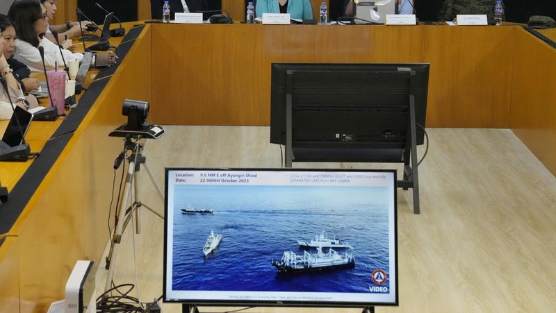 Sebuah kapal penjaga pantai Tiongkok dan kapal yang menyertainya menabrak kapal penjaga pantai Filipina dan kapal pasokan yang dikelola militer pada hari Minggu di perairan dangkal yang diperebutkan, kata para pejabat Filipina, dalam sebuah pertemuan yang meningkatkan kekhawatiran akan konflik bersenjata di wilayah tersebut. sengketa Laut Cina Selatan. (Tangkapan Layar Video Reuters/PHILIPPINE COAST GUARD HANDOUT)