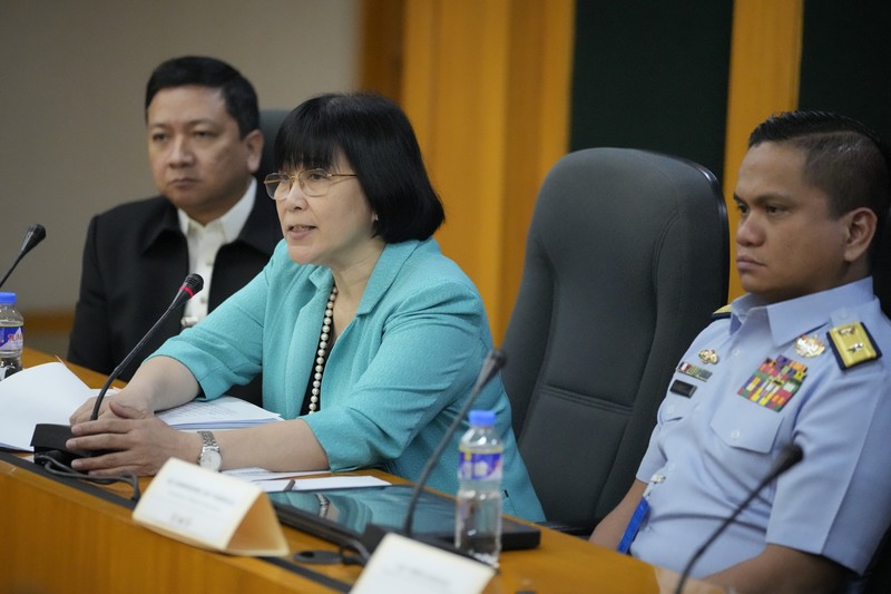 Sebuah kapal penjaga pantai Tiongkok dan kapal yang menyertainya menabrak kapal penjaga pantai Filipina dan kapal pasokan yang dikelola militer pada hari Minggu di perairan dangkal yang diperebutkan, kata para pejabat Filipina, dalam sebuah pertemuan yang meningkatkan kekhawatiran akan konflik bersenjata di wilayah tersebut. sengketa Laut Cina Selatan. Sebuah kapal penjaga pantai Tiongkok dan kapal yang menyertainya menabrak kapal penjaga pantai Filipina dan kapal pasokan yang dikelola militer pada hari Minggu di perairan dangkal yang diperebutkan, kata para pejabat Filipina, dalam sebuah pertemuan yang meningkatkan kekhawatiran akan konflik bersenjata di wilayah tersebut. sengketa Laut Cina Selatan. (Tangkapan Layar Video Reuters/PHILIPPINE COAST GUARD HANDOUT)
