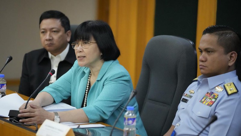 Sebuah kapal penjaga pantai Tiongkok dan kapal yang menyertainya menabrak kapal penjaga pantai Filipina dan kapal pasokan yang dikelola militer pada hari Minggu di perairan dangkal yang diperebutkan, kata para pejabat Filipina, dalam sebuah pertemuan yang meningkatkan kekhawatiran akan konflik bersenjata di wilayah tersebut. sengketa Laut Cina Selatan. (Tangkapan Layar Video Reuters/PHILIPPINE COAST GUARD HANDOUT)