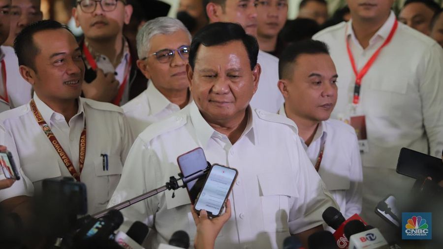 Ketua Umum Partai Gerindra Prabowo Subianto menjawab pertanyaan pers saat Rapimnas Partai Gerindra di Jakarta, Senin (23/10/2023). Prabowo mengatakan dirinya akan memberikan arahan kepada para kader untuk pembulatan dukungan terhadap dirinya dan bacawapres Gibran Rakabuming Raka dalam kontestasi Pilpres 2024 mendatang.