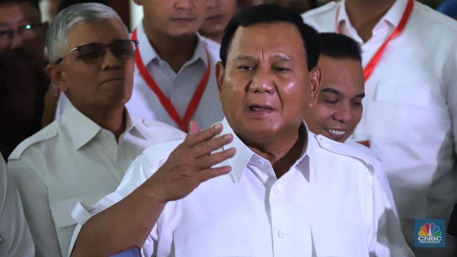Ketua Umum Partai Gerindra Prabowo Subianto menjawab pertanyaan pers saat Rapimnas Partai Gerindra di Jakarta, Senin (23/10/2023). Prabowo mengatakan dirinya akan memberikan arahan kepada para kader untuk pembulatan dukungan terhadap dirinya dan bacawapres Gibran Rakabuming Raka dalam kontestasi Pilpres 2024 mendatang.