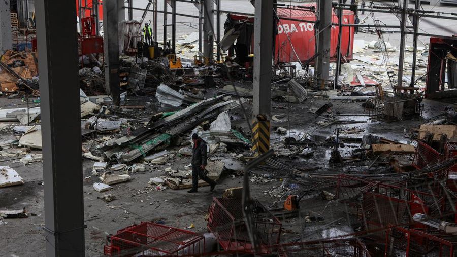 Foto udara memperlihatkan kondisi pusat distribusi pos perusahaan Nova Post yang hancur akibat serangan rudal Rusia di kota Kharkiv, Ukraina, MInggu (22/10/2023) waktu setempat. (REUTERS/Sofiia Gatilova)Press service of the Ministry of Internal Affairs of Ukraine/Handout via REUTERS)