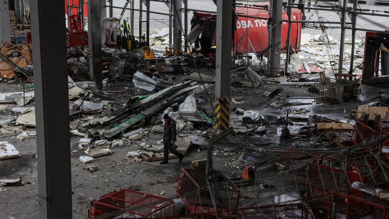 Foto udara memperlihatkan kondisi pusat distribusi pos perusahaan Nova Post yang hancur akibat serangan rudal Rusia di kota Kharkiv, Ukraina, MInggu (22/10/2023) waktu setempat. (REUTERS/Sofiia Gatilova)Press service of the Ministry of Internal Affairs of Ukraine/Handout via REUTERS)