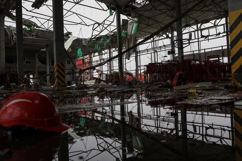 Foto udara memperlihatkan kondisi pusat distribusi pos perusahaan Nova Post yang hancur akibat serangan rudal Rusia di kota Kharkiv, Ukraina, MInggu (22/10/2023) waktu setempat. (REUTERS/Sofiia Gatilova)Press service of the Ministry of Internal Affairs of Ukraine/Handout via REUTERS)