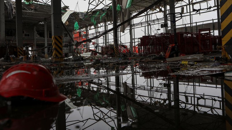 Foto udara memperlihatkan kondisi pusat distribusi pos perusahaan Nova Post yang hancur akibat serangan rudal Rusia di kota Kharkiv, Ukraina, MInggu (22/10/2023) waktu setempat. (REUTERS/Sofiia Gatilova)Press service of the Ministry of Internal Affairs of Ukraine/Handout via REUTERS)