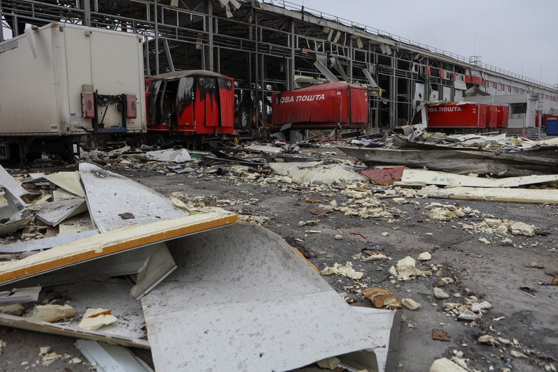 Foto udara memperlihatkan kondisi pusat distribusi pos perusahaan Nova Post yang hancur akibat serangan rudal Rusia di kota Kharkiv, Ukraina, MInggu (22/10/2023) waktu setempat. (REUTERS/Sofiia Gatilova)Press service of the Ministry of Internal Affairs of Ukraine/Handout via REUTERS)