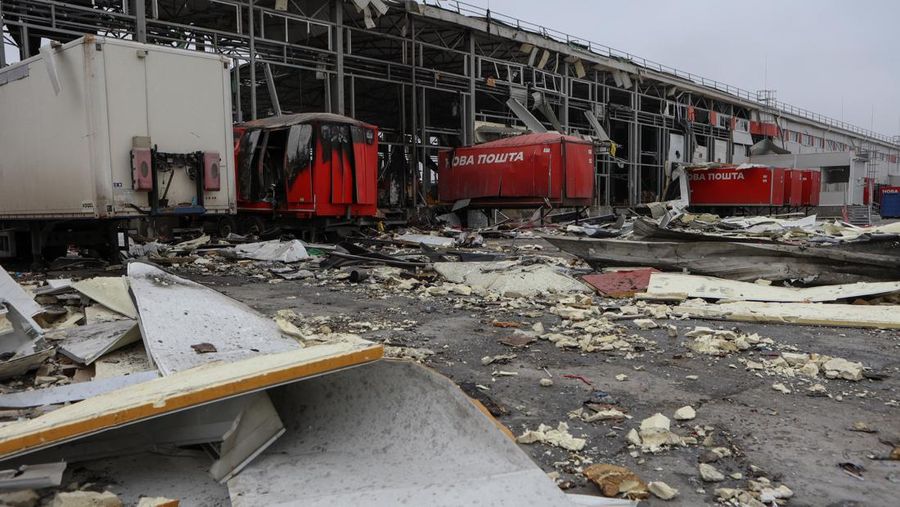 Foto udara memperlihatkan kondisi pusat distribusi pos perusahaan Nova Post yang hancur akibat serangan rudal Rusia di kota Kharkiv, Ukraina, MInggu (22/10/2023) waktu setempat. (REUTERS/Sofiia Gatilova)Press service of the Ministry of Internal Affairs of Ukraine/Handout via REUTERS)