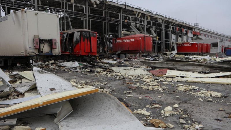 Foto udara memperlihatkan kondisi pusat distribusi pos perusahaan Nova Post yang hancur akibat serangan rudal Rusia di kota Kharkiv, Ukraina, MInggu (22/10/2023) waktu setempat. (REUTERS/Sofiia Gatilova)Press service of the Ministry of Internal Affairs of Ukraine/Handout via REUTERS)