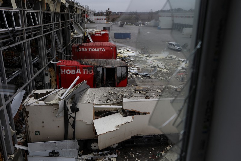 Foto udara memperlihatkan kondisi pusat distribusi pos perusahaan Nova Post yang hancur akibat serangan rudal Rusia di kota Kharkiv, Ukraina, MInggu (22/10/2023) waktu setempat. (REUTERS/Sofiia Gatilova)Press service of the Ministry of Internal Affairs of Ukraine/Handout via REUTERS)