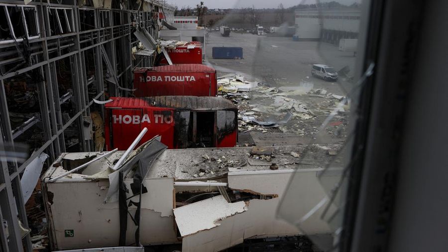 Foto udara memperlihatkan kondisi pusat distribusi pos perusahaan Nova Post yang hancur akibat serangan rudal Rusia di kota Kharkiv, Ukraina, MInggu (22/10/2023) waktu setempat. (REUTERS/Sofiia Gatilova)Press service of the Ministry of Internal Affairs of Ukraine/Handout via REUTERS)
