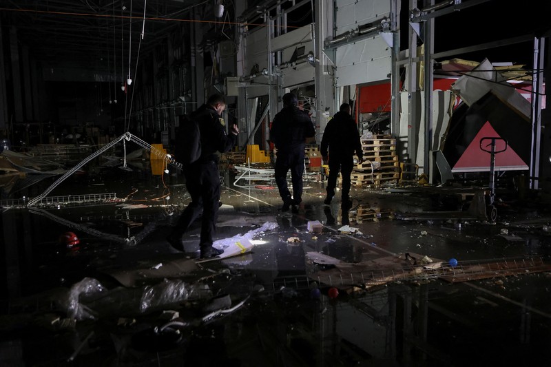 Foto udara memperlihatkan kondisi pusat distribusi pos perusahaan Nova Post yang hancur akibat serangan rudal Rusia di kota Kharkiv, Ukraina, MInggu (22/10/2023) waktu setempat. (REUTERS/Sofiia Gatilova)Press service of the Ministry of Internal Affairs of Ukraine/Handout via REUTERS)