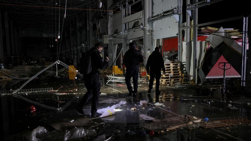 Foto udara memperlihatkan kondisi pusat distribusi pos perusahaan Nova Post yang hancur akibat serangan rudal Rusia di kota Kharkiv, Ukraina, MInggu (22/10/2023) waktu setempat. (REUTERS/Sofiia Gatilova)Press service of the Ministry of Internal Affairs of Ukraine/Handout via REUTERS)