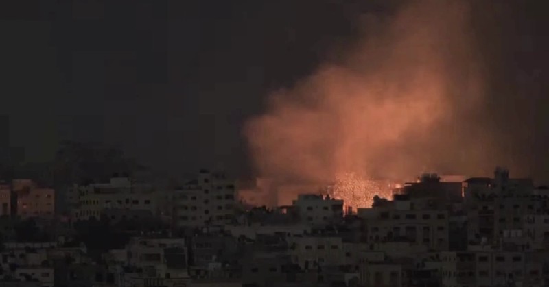 Warga Palestina yang terluka dalam pemboman Israel di Jalur Gaza dibawa ke rumah sakit di Rafah pada Senin, 23 Oktober 2023. Warga Palestina yang terluka dalam pemboman Israel di Jalur Gaza dibawa ke rumah sakit di Rafah pada Senin, 23 Oktober 2023. (AP Photo/Hatem Ali)