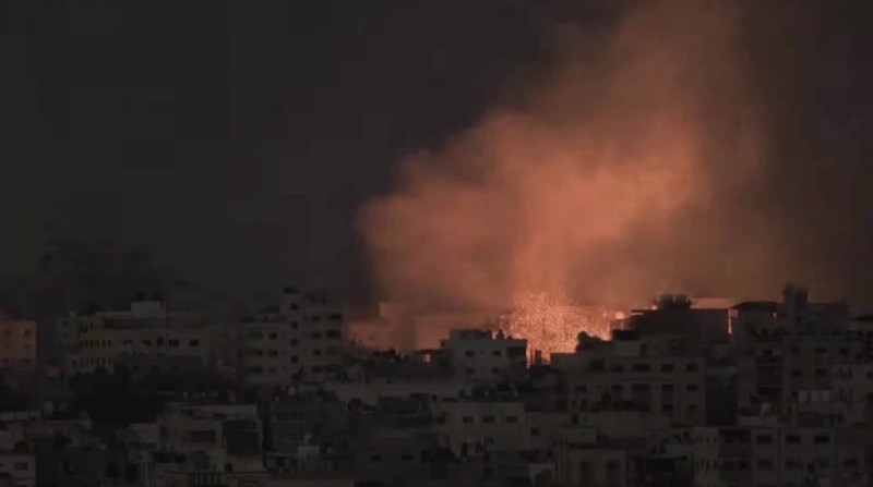 Warga Palestina yang terluka dalam pemboman Israel di Jalur Gaza dibawa ke rumah sakit di Rafah pada Senin, 23 Oktober 2023. (AP Photo/Hatem Ali)