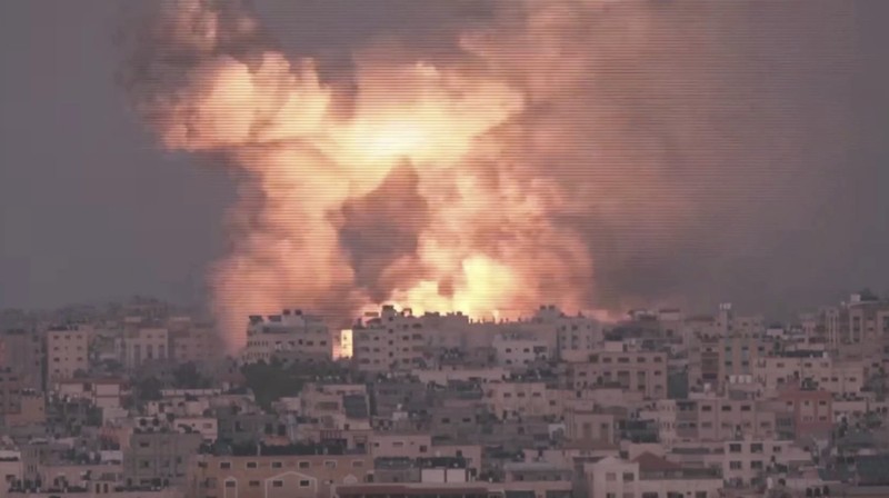 Warga Palestina yang terluka dalam pemboman Israel di Jalur Gaza dibawa ke rumah sakit di Rafah pada Senin, 23 Oktober 2023. (AP Photo/Hatem Ali)