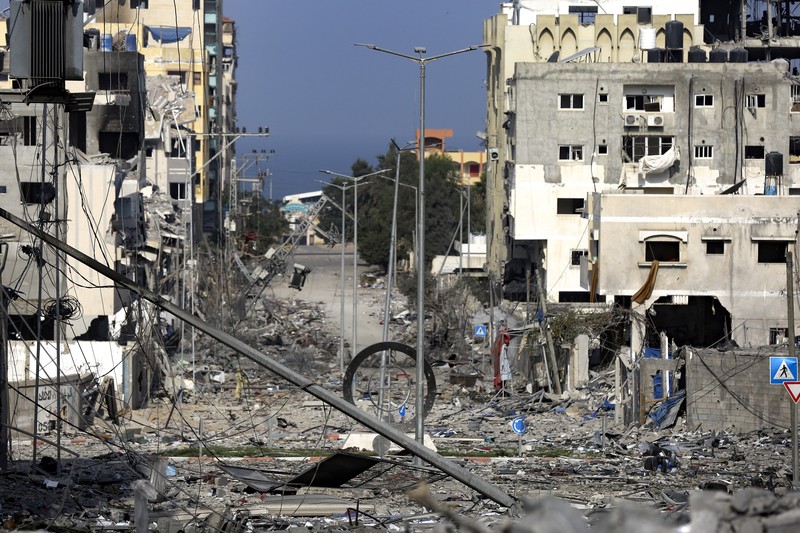 Warga Palestina yang terluka dalam pemboman Israel di Jalur Gaza dibawa ke rumah sakit di Rafah pada Senin, 23 Oktober 2023. (AP Photo/Hatem Ali)