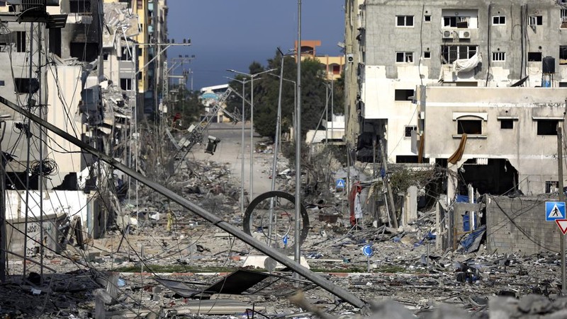 Warga Palestina yang terluka dalam pemboman Israel di Jalur Gaza dibawa ke rumah sakit di Rafah pada Senin, 23 Oktober 2023. (AP Photo/Hatem Ali)