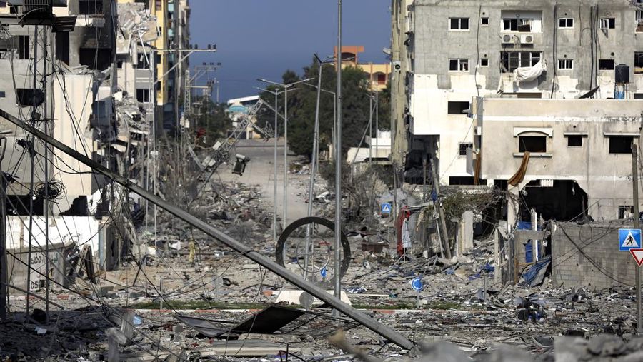 Lingkungan yang rusak akibat serangan udara Israel di Kota Gaza, Senin, 23 Oktober 2023. (AP Photo/Abed Khaled)