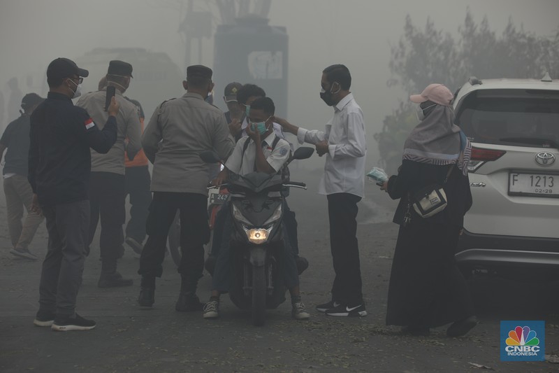 Petugas pemadam kebakaran melakukan pendinginan sisa kebakaran di Tempat Pemrosesan Akhir (TPA) Rawa Kucing, Kelurahan Kedaung Wetan, Neglasari, Tangerang, Banten, Senin (23/10/2023). (CNBC Indonesia/Tri Susilo) Petugas pemadam kebakaran melakukan pendinginan sisa kebakaran di Tempat Pemrosesan Akhir (TPA) Rawa Kucing, Kelurahan Kedaung Wetan, Neglasari, Tangerang, Banten, Senin (23/10/2023). (CNBC Indonesia/Tri Susilo)
