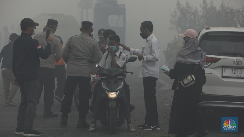 Petugas pemadam kebakaran melakukan pendinginan sisa kebakaran di Tempat Pemrosesan Akhir (TPA) Rawa Kucing, Kelurahan Kedaung Wetan, Neglasari, Tangerang, Banten, Senin (23/10/2023). (CNBC Indonesia/Tri Susilo)