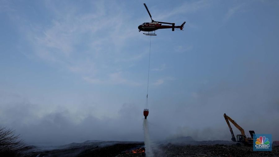Petugas pemadam kebakaran melakukan pendinginan sisa kebakaran di Tempat Pemrosesan Akhir (TPA) Rawa Kucing, Kelurahan Kedaung Wetan, Neglasari, Tangerang, Banten, Senin (23/10/2023). (CNBC Indonesia/Tri Susilo)