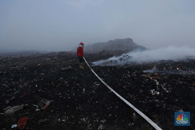 Petugas pemadam kebakaran melakukan pendinginan sisa kebakaran di Tempat Pemrosesan Akhir (TPA) Rawa Kucing, Kelurahan Kedaung Wetan, Neglasari, Tangerang, Banten, Senin (23/10/2023). (CNBC Indonesia/Tri Susilo) Petugas pemadam kebakaran melakukan pendinginan sisa kebakaran di Tempat Pemrosesan Akhir (TPA) Rawa Kucing, Kelurahan Kedaung Wetan, Neglasari, Tangerang, Banten, Senin (23/10/2023). (CNBC Indonesia/Tri Susilo)