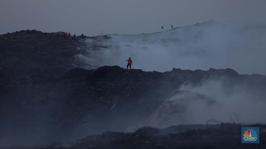 Petugas pemadam kebakaran melakukan pendinginan sisa kebakaran di Tempat Pemrosesan Akhir (TPA) Rawa Kucing, Kelurahan Kedaung Wetan, Neglasari, Tangerang, Banten, Senin (23/10/2023). (CNBC Indonesia/Tri Susilo)