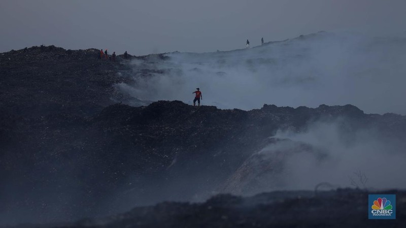 Petugas pemadam kebakaran melakukan pendinginan sisa kebakaran di Tempat Pemrosesan Akhir (TPA) Rawa Kucing, Kelurahan Kedaung Wetan, Neglasari, Tangerang, Banten, Senin (23/10/2023). (CNBC Indonesia/Tri Susilo)