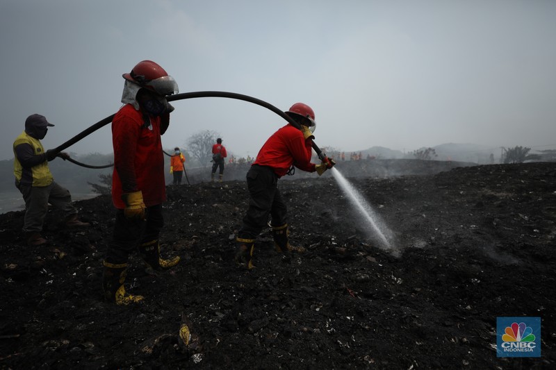 Petugas pemadam kebakaran melakukan pendinginan sisa kebakaran di Tempat Pemrosesan Akhir (TPA) Rawa Kucing, Kelurahan Kedaung Wetan, Neglasari, Tangerang, Banten, Senin (23/10/2023). Petugas pemadam kebakaran melakukan pendinginan sisa kebakaran di Tempat Pemrosesan Akhir (TPA) Rawa Kucing, Kelurahan Kedaung Wetan, Neglasari, Tangerang, Banten, Senin (23/10/2023). (CNBC Indonesia/Tri Susilo)
