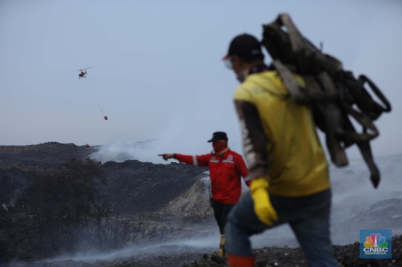 Petugas pemadam kebakaran melakukan pendinginan sisa kebakaran di Tempat Pemrosesan Akhir (TPA) Rawa Kucing, Kelurahan Kedaung Wetan, Neglasari, Tangerang, Banten, Senin (23/10/2023). (CNBC Indonesia/Tri Susilo)