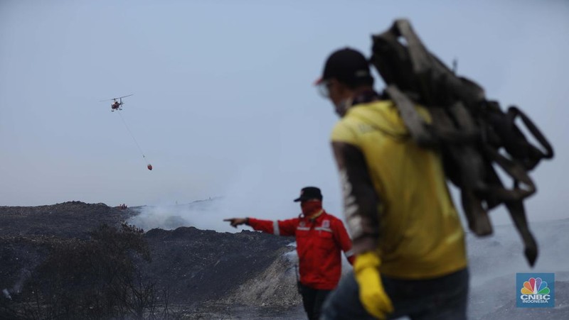 Petugas pemadam kebakaran melakukan pendinginan sisa kebakaran di Tempat Pemrosesan Akhir (TPA) Rawa Kucing, Kelurahan Kedaung Wetan, Neglasari, Tangerang, Banten, Senin (23/10/2023). (CNBC Indonesia/Tri Susilo)