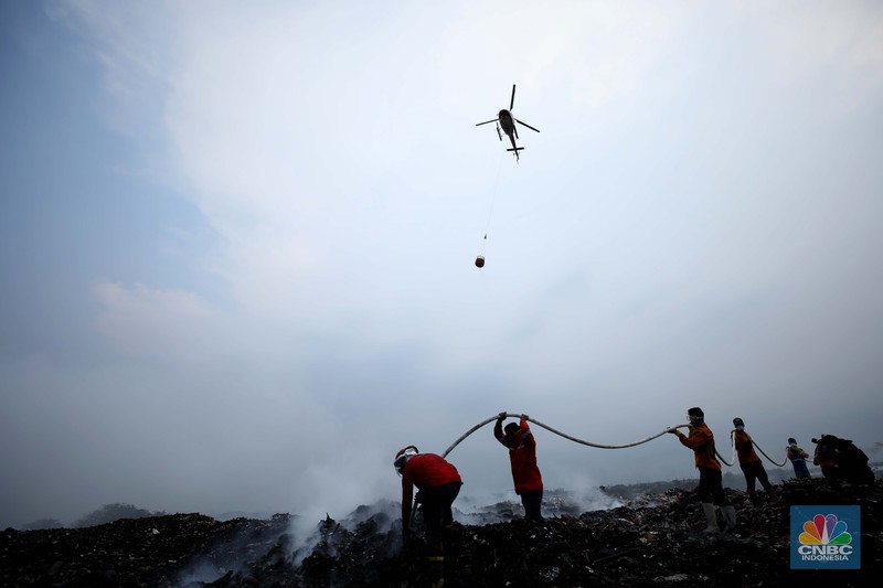 Petugas pemadam kebakaran melakukan pendinginan sisa kebakaran di Tempat Pemrosesan Akhir (TPA) Rawa Kucing, Kelurahan Kedaung Wetan, Neglasari, Tangerang, Banten, Senin (23/10/2023). (CNBC Indonesia/Tri Susilo) Petugas pemadam kebakaran melakukan pendinginan sisa kebakaran di Tempat Pemrosesan Akhir (TPA) Rawa Kucing, Kelurahan Kedaung Wetan, Neglasari, Tangerang, Banten, Senin (23/10/2023). (CNBC Indonesia/Tri Susilo)