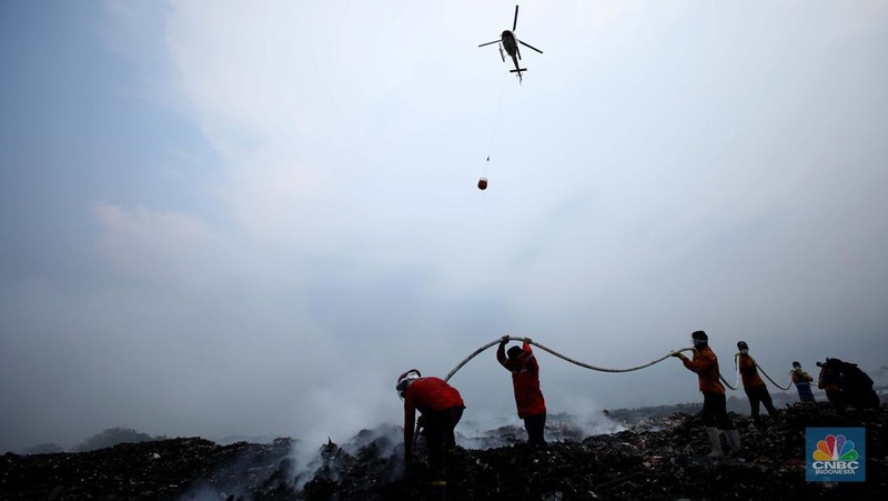 Petugas pemadam kebakaran melakukan pendinginan sisa kebakaran di Tempat Pemrosesan Akhir (TPA) Rawa Kucing, Kelurahan Kedaung Wetan, Neglasari, Tangerang, Banten, Senin (23/10/2023). (CNBC Indonesia/Tri Susilo)