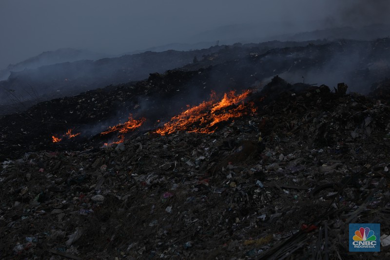 Petugas pemadam kebakaran melakukan pendinginan sisa kebakaran di Tempat Pemrosesan Akhir (TPA) Rawa Kucing, Kelurahan Kedaung Wetan, Neglasari, Tangerang, Banten, Senin (23/10/2023). (CNBC Indonesia/Tri Susilo)