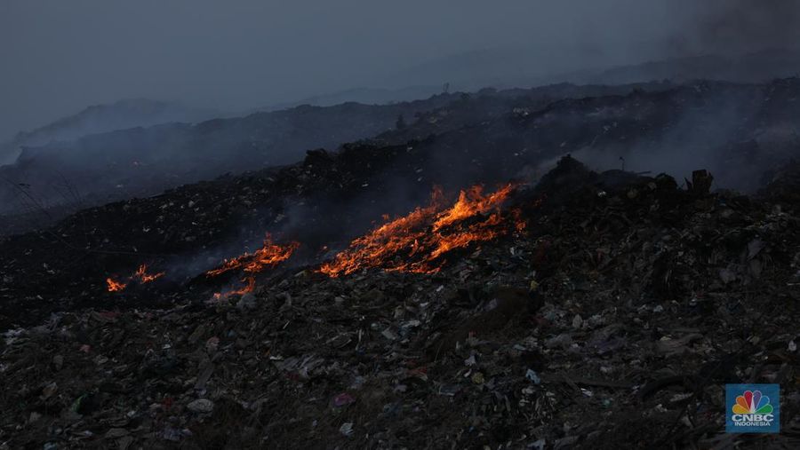 Petugas pemadam kebakaran melakukan pendinginan sisa kebakaran di Tempat Pemrosesan Akhir (TPA) Rawa Kucing, Kelurahan Kedaung Wetan, Neglasari, Tangerang, Banten, Senin (23/10/2023). (CNBC Indonesia/Tri Susilo)