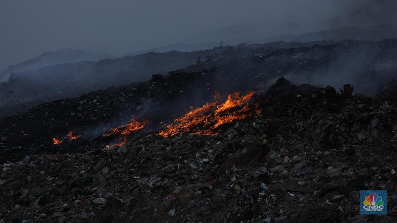Petugas pemadam kebakaran melakukan pendinginan sisa kebakaran di Tempat Pemrosesan Akhir (TPA) Rawa Kucing, Kelurahan Kedaung Wetan, Neglasari, Tangerang, Banten, Senin (23/10/2023). (CNBC Indonesia/Tri Susilo)