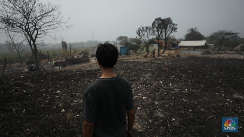 Petugas pemadam kebakaran melakukan pendinginan sisa kebakaran di Tempat Pemrosesan Akhir (TPA) Rawa Kucing, Kelurahan Kedaung Wetan, Neglasari, Tangerang, Banten, Senin (23/10/2023). (CNBC Indonesia/Tri Susilo)