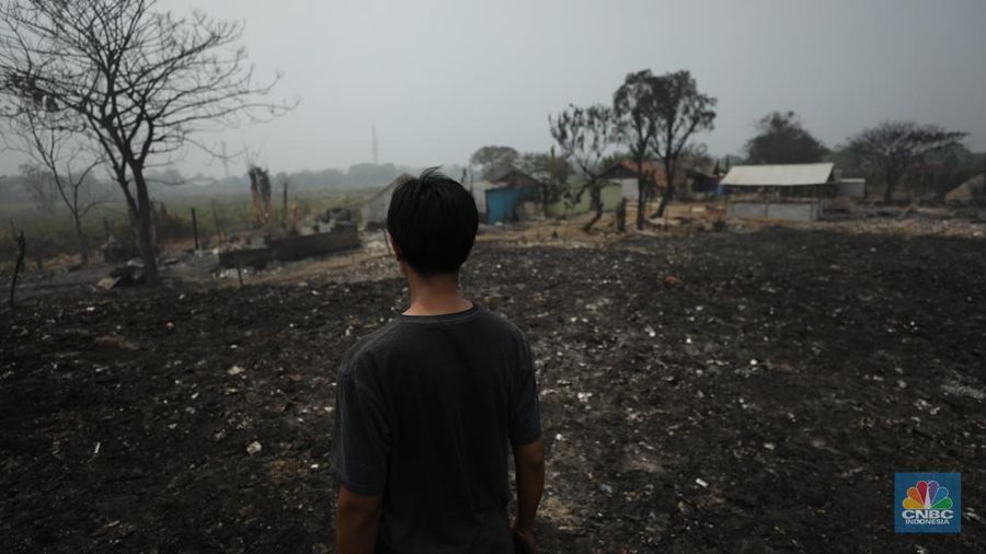 Petugas pemadam kebakaran melakukan pendinginan sisa kebakaran di Tempat Pemrosesan Akhir (TPA) Rawa Kucing, Kelurahan Kedaung Wetan, Neglasari, Tangerang, Banten, Senin (23/10/2023). (CNBC Indonesia/Tri Susilo)